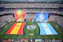  Una sociedad que se asfixia con el humo tóxico de las redes por el Mundial y por los intentos del gobierno para aprobar leyes que dan vergüenza mientras prepara su reelección. Por Luis Bruschtein